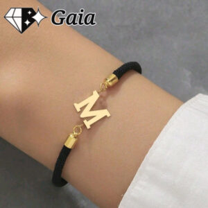 pulsera de cuero con inicial de oro